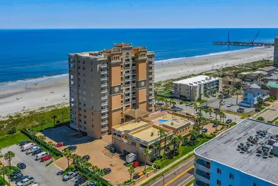 Image de Condo de luxe en bord de mer, 6 vélos, 2 piscines, 2 bains à remous, chaises bch, parasols