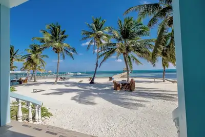 B1 side Beachside avec piscine 😎, véranda, kayaks, vélos et plus! 🇧🇿