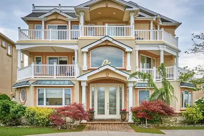 Image de 22 personnes! Maison de luxe w \/ 8 chambres, 8 salles de bain complètes, piscine, ascenseur et terrasse sur le toit