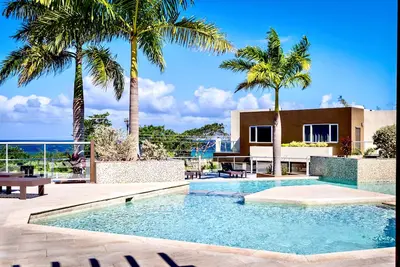 Image de Nautical Homes 2, Ocean Front \/ View, Wifi gratuit, A \/ C, bain Ă remous, barbecue. Balcon