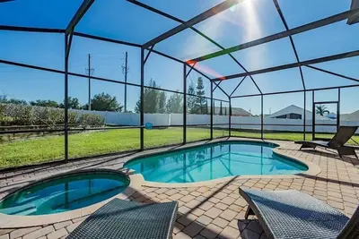Image de Spacieux 5 chambres 4 salles de bain privée piscine \/ Spa Home avec salle de jeux