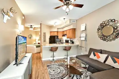 Image de Condo fabuleux, savoureux et entièrement meublé sur l'île du lac Travis Villa! ! !