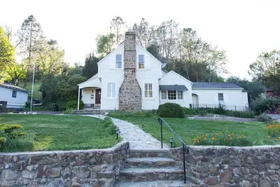 Image de Cornerstone Cottage - Blocks loin de la Mid State Fair! !