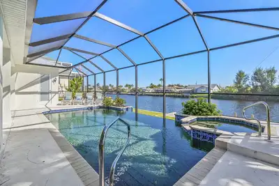 Image de 4 chambres avec w. piscine \/ spa chauffée. Bord de l'eau. Accès au golfe. Près de Cape Harbor!