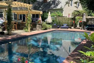 Image de Village tranquille traditionnel avec piscine Gunite et jardins luxuriants