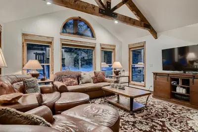 Image de Lodge at Ski Hill: visite virtuelle, bain à remous, marche jusqu'au pic 8, billard, théâtre