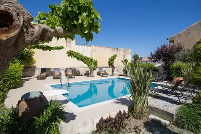 Image de Suite en pierre à ciel ouvert vénitienne du 14ème siècle avec piscine commune et terrasse privée