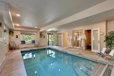 Image de Six chambres à coucher + salon + salle de jeux + salle de spa avec piscine intérieure chauffée et plus!