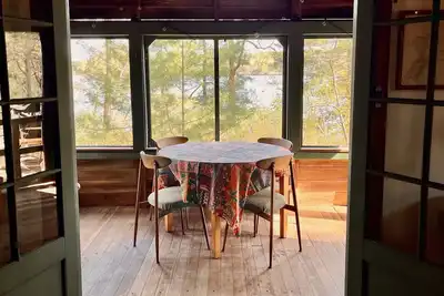 Image de Cottage sur Beautiful Long Pond avec fantastique plage de sable au bord du lac