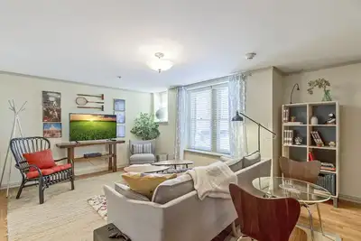 Image de 1 chambre avec un décor moderne dans Classy Midtown Adresse