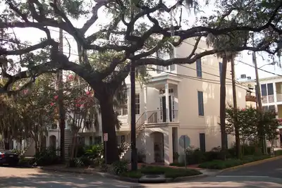 Image de Maison de ville contemporaine sur Forsyth Park dans le quartier historique