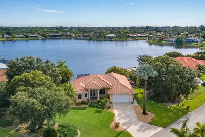 Image de Villa vue lac! vivez au paradis! Piscine, spa, vélos et kayaks inclus