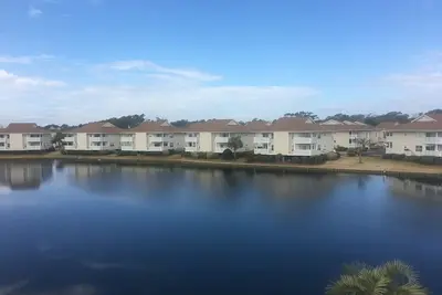 Image de Beach Cottage est situé dans la section exclusive Cherry Grove de North Myrtle