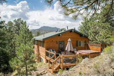 Image de Pine Cone Cabin. , Vues Mtn, promenade à la ville, emplacement privé, bain à remous, bois Fp