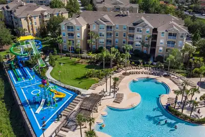 Image de 2 milles à Disney World. 6 chambres \/ 4 salles de bain. Piscine privée et spa à Windsor Hills