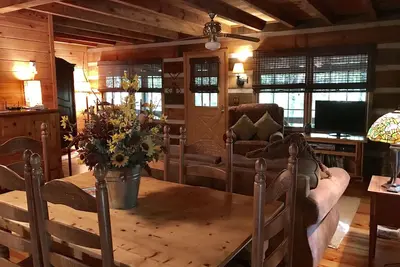 Image de Belle vraie cabane en rondins. . . . Pas votre cabine moyenne! Jacuzzi. Wifi. Foyer