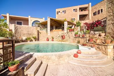 Image de Villa rouge Fliskouni - 1 chambre - 2 balcons - vue mer, montagne et piscine.
