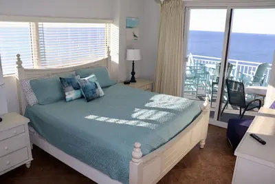 Image de Magnifique condo d'angle en bord de mer avec deux suites principales et un grand balcon