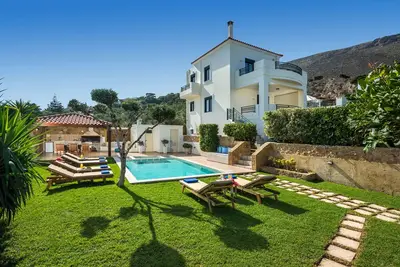 Image de Superbe Villa Géorgie - Piscine chauffée et baignoire à jets - Intimité complète - Tout neuf!