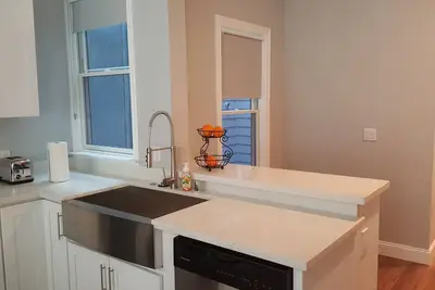 Image de Victorienne Bldg \/ Moderne, Dedans \/ Great Location avec High Walk & Transit Score