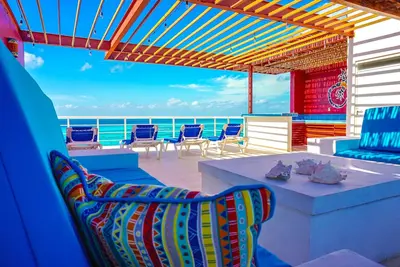 Image de Maison de luxe 4 000 pieds carrés ~ piscine privée ~ aire de réception spacieuse sur le toit
