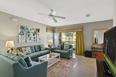Image de Nouvelle maison captivante rénovée de 4 chambres \/ 3 + salles de bain avec piscine filtrée + spa