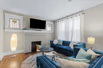Image de Spacieux & Moderne<br> Maison à 2 étages avec des touches classiques I Jz Locations de Vacances