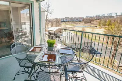 Image de Pas d'escalier! Superbe vue - Fauteuil de massage - Cental Branson - Piscine chauffée - Lits King