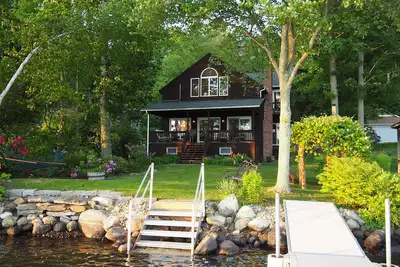 Image de 🇺🇸 Classic Lakefront Home w / Tout ce dont vous avez besoin - Accès privé à l'eau en 4 étapes!