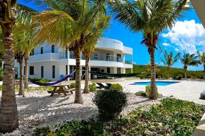 Image de villa de bord de mer de luxe avec homecinema et plage privée