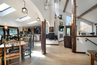 Image de Belle maison sur la montagne près de la ville. Marcher au parc de loisirs, sentiers et lac