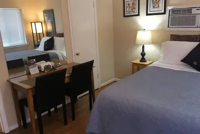 Image de Uptown Dallas - Lovely Studio 7a, WiFi, parking, près des restaurants et des magasins et coffre-fort