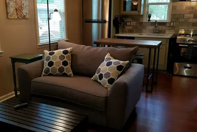 Image de Heights meilleur emplacement en ville! Charmant Houston Heights Guest House Appartement.