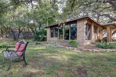 Image de Georgetown Square Minutes Away - Chalet romantique sur la ferme Riverfront, Pet, Rural