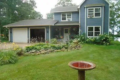 Image de Velvet Springs Ferme sur 6 acres / 300 pieds de Lakeshore privé (ponton gratuit