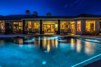 Image de Luxueux, style complexe avec superbe parcours de golf, piscine, bain Ă remous, table de billard