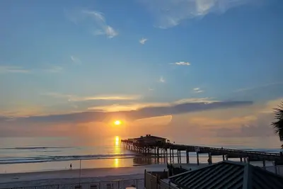 Image de Direct Oceanfront Beside Crabby Joe's Fishing Pier Restaurant / bar et glaces