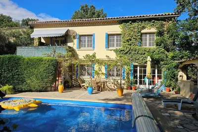 Image de La Soleillade au coeur de la Provence un appartement avec un piscine privée