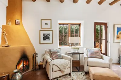 Image de Demeure historique, Walk To Plaza et Canyon Road, remodelage contemporain de style