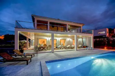 Image de Villa familiale moderne de luxe avec vue sur le lagon, piscine privée chauffée, wifi gratuit