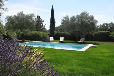 Image de Belle villa, 10 mns à pied centre Uzès, piscine privée, jardin paysagé, calme