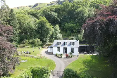Image de Extended Cottage avec cinéma, poêle à bois et une vue imprenable sur le loch et la montagne