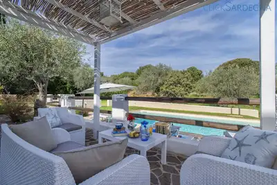 Image de Villa avec piscine et grandes vérandas couvertes, idéale pour 6 personnes. wifi