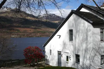 Image de Lochside Cottage avec vue panoramique sur le Loch Long et les Alpes Arrochar