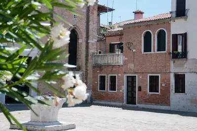 Image de Superbe maison, 4 chambres, 3 espaces extérieurs, près de Saint-Marc, dans un carré typique