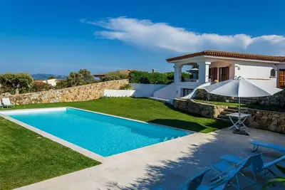 Image de Villa Smeralda, avec grande piscine et jardin, vue magnifique sur l'archipel