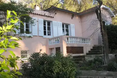Image de Maison des Oliviers avec piscine, proches des plages et de la forêt.