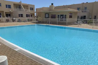 Image de 6 personnes entièrement équipée, propre et aérée, maison adaptée aux enfants donnant sur la piscine