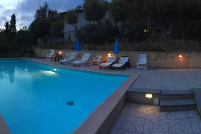 Image de Belle maison avec piscine entouré par la nature