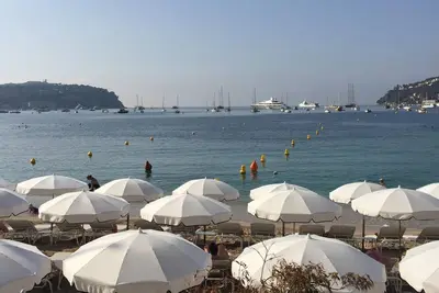 Image de Vues fabuleuses sur les super yachts et les couchers de soleil, climatisation, piscine et parking - luxe